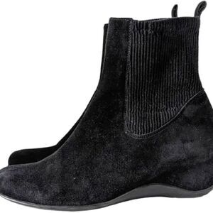 Aquatalia Black Suede Versa Chelsea Black Suede size 7.5